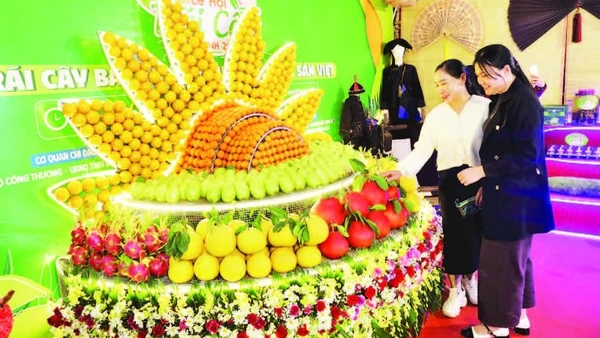 Chị em phụ nữ với nông sản tiêu biểu của địa phương tại Lễ hội trái cây.