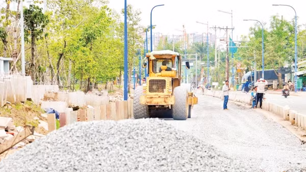 Giá vật liệu xây dựng tăng đang tác động đến quá trình thi công các công trình trên địa bàn thành phố.