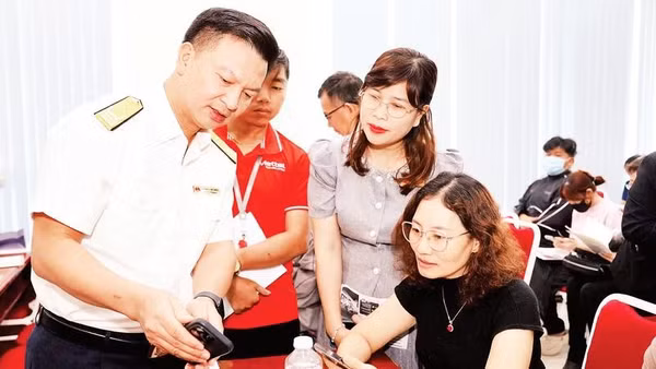 Cán bộ Thuế Thành phố Hồ Chí Minh hỗ trợ hộ kinh doanh ứng dụng phần mềm điện tử kê khai thuế.