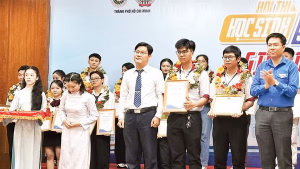 Đại diện Ban Tổ chức hội thi trao Giải nhất cho các em học sinh, sinh viên.