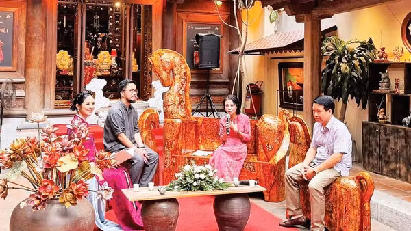Các nghệ nhân, chuyên gia văn hóa trao đổi về bảo tồn, phát huy giá trị nghề sơn cổ truyền trong không gian đình Hà Vĩ.