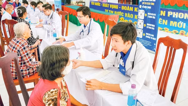 Một buổi tầm soát sức khỏe người cao tuổi tại cộng đồng của y, bác sĩ Bệnh viện Thống Nhất.