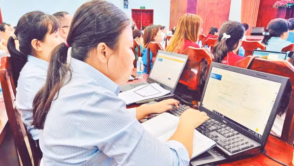 Cán bộ công đoàn cơ sở thực hành thao tác trên “Ứng dụng điều hành Công đoàn Thành phố Hồ Chí Minh” tại chương trình tập huấn chiều 6/4/2026.