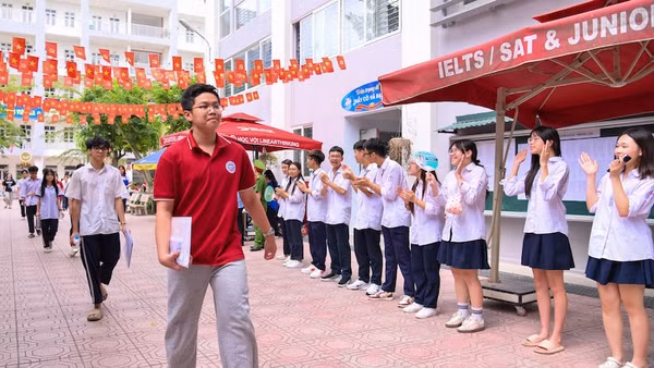 Thí sinh làm bài thi môn Ngữ văn sáng 30/5. (Ảnh: Thế Đại)