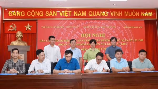 Đại diện các đơn vị dự hội nghị bàn giao hồ sơ phương án vị trí tuyến đường Quốc lộ 1A, tỷ lệ 1/500, đoạn từ nút giao Vành đai 1 (hầm Kim Liên) đến nút giao Cầu Giẽ.