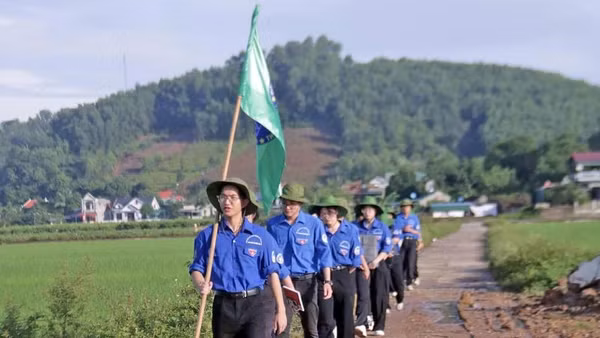 Sinh viên Đại học Kinh tế Quốc dân hành quân đến hỗ trợ người dân xã Hà Long (huyện Hà Trung, tỉnh Thanh Hóa) trong Chiến dịch tình nguyện Mùa hè xanh năm 2024. (Ảnh: Hội Sinh viên Đại học Kinh tế Quốc dân)