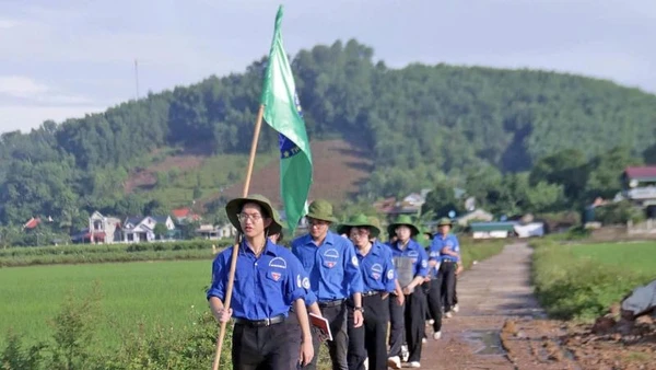 Sinh viên Đại học Kinh tế Quốc dân hành quân đến hỗ trợ người dân xã Hà Long (huyện Hà Trung, tỉnh Thanh Hóa) trong Chiến dịch tình nguyện Mùa hè xanh năm 2024. (Ảnh: Hội Sinh viên Đại học Kinh tế Quốc dân)