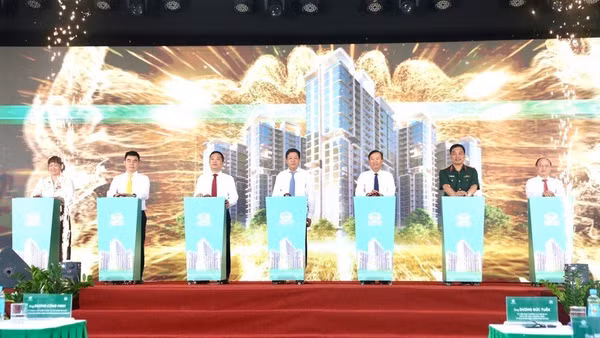 Các đại biểu thực hiện nghi thức khởi công dự án khu nhà ở xã hội Him Lam-Phúc Lợi.