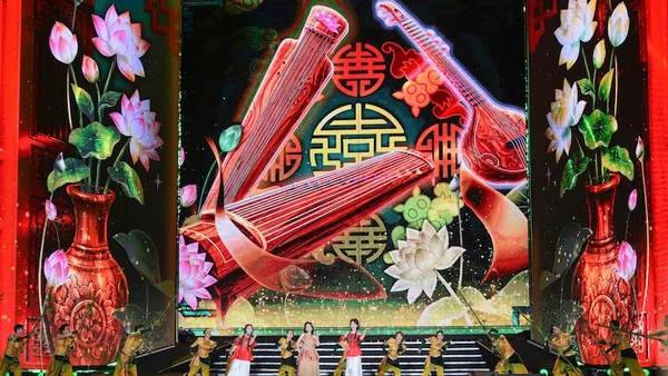 Sự kết hợp nhuần nhuyễn giữa âm nhạc, ánh sáng và di sản mang đến trải nghiệm tuyệt vời cho khán giả tham dự chương trình Hòa nhạc Ánh sáng-Chào năm mới 2026. Ảnh: Thế Đại.