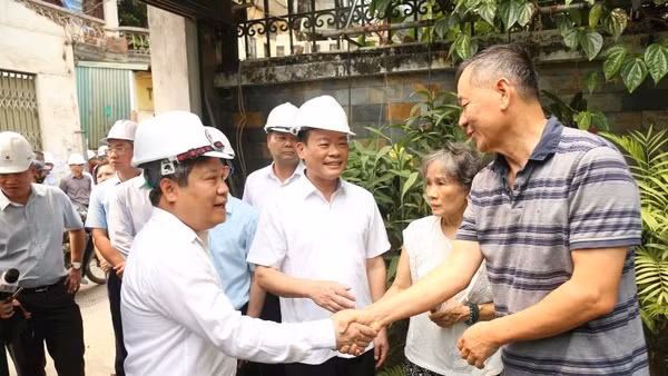 Chủ tịch Ủy ban nhân dân thành phố Hà Nội Vũ Đại Thắng cùng cán bộ phường Hồng Hà thăm hỏi, lắng nghe tâm tư các hộ dân thuộc diện thu hồi đất và vận động người dân đồng thuận di dời. (Ảnh: PHẠM CÔNG)