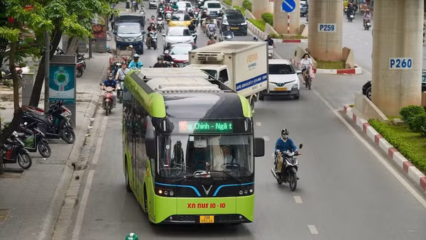 Xe buýt điện lưu thông trên đường phố Hà Nội.
