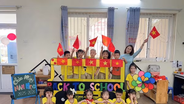 Cô và trò Trường mầm non A (phường Cửa Nam, Hà Nội) trong một tiết học. (Ảnh: MINH NGHĨA)