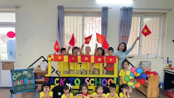 Cô giáo Cao Thị Thu Hiền cùng các em học sinh trong ngày đầu năm học mới 2025-2026.