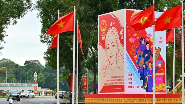 Đường phố Hà Nội được trang hoàng rực rỡ chào đón ngày bầu cử đại biểu Quốc hội khóa XIV và đại biểu Hội đồng nhân dân các cấp nhiệm kỳ 2026-2031. (Ảnh: THẾ ĐẠI)