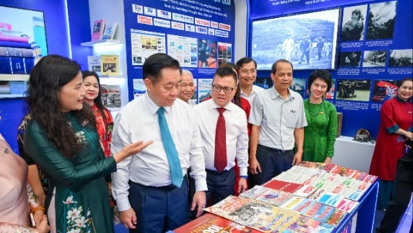 Các đại biểu tham quan gian trưng bày của Thông tấn xã Việt Nam tại Hội báo toàn quốc năm 2025. (Ảnh: PHONG ANH)