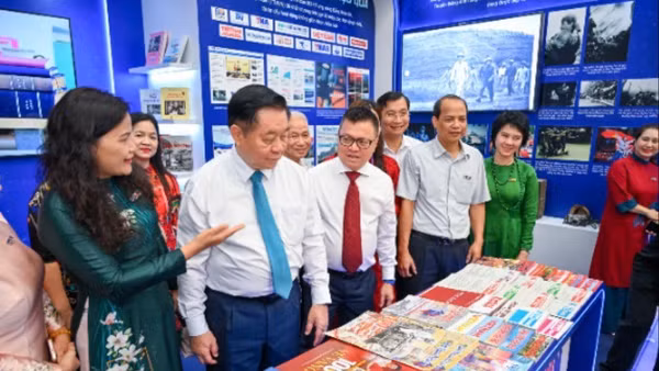 Các đại biểu tham quan gian trưng bày của Thông tấn xã Việt Nam tại Hội báo toàn quốc năm 2025. (Ảnh: PHONG ANH)