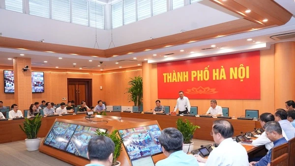 Chủ tịch Ủy ban nhân dân thành phố Hà Nội Trần Sỹ Thanh chủ trì cuộc họp các cơ quan, đơn vị để ứng phó với cơn bão số 11. (Ảnh: Linh Phạm)