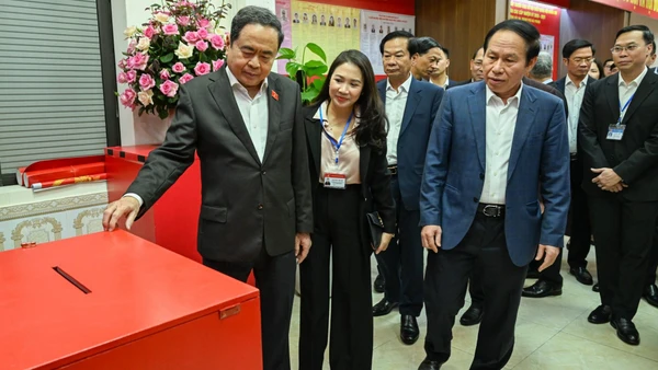 Chủ tịch Quốc hội Trần Thanh Mẫn, Chủ tịch Hội đồng Bầu cử Quốc gia kiểm tra công tác bầu cử tại phường Hải An, thành phố Hải Phòng. (Ảnh: DUY LINH)