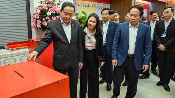Chủ tịch Quốc hội Trần Thanh Mẫn, Chủ tịch Hội đồng Bầu cử Quốc gia kiểm tra công tác bầu cử tại phường Hải An, thành phố Hải Phòng. (Ảnh: DUY LINH)