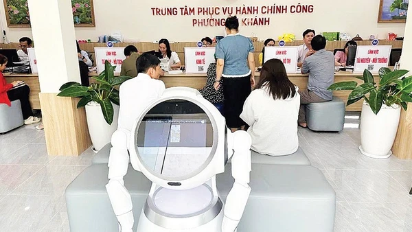 Đưa robot vào hoạt động tại Trung tâm Phục vụ hành chính công, phường An Khánh (Thành phố Hồ Chí Minh) để hỗ trợ cán bộ xử lý công việc. (Ảnh: VƯƠNG LÊ)