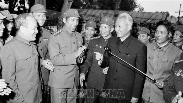 Thủ tướng Phạm Văn Đồng và các chiến sĩ công an nhân dân trong ngày ngành Công an đón nhận danh hiệu Anh hùng Lực lượng vũ trang nhân dân (ngày 5/1/1980). (Ảnh tư liệu: TTXVN)