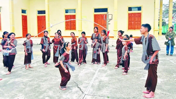 Các bạn nhỏ của lớp học “Neo hồn ví, giặm” trong một buổi sinh hoạt về nguồn, tham gia các trò chơi dân gian.