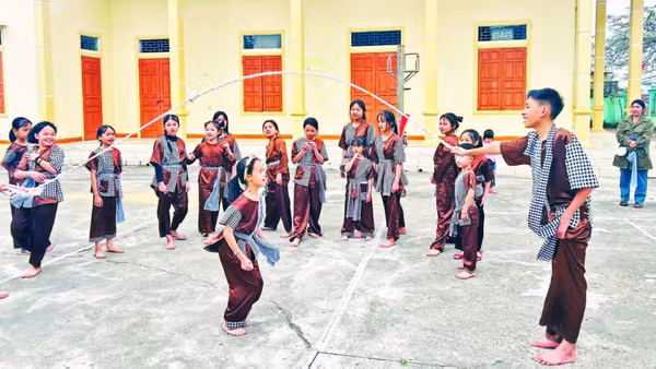 Các bạn nhỏ của lớp học “Neo hồn ví, giặm” trong một buổi sinh hoạt về nguồn, tham gia các trò chơi dân gian.