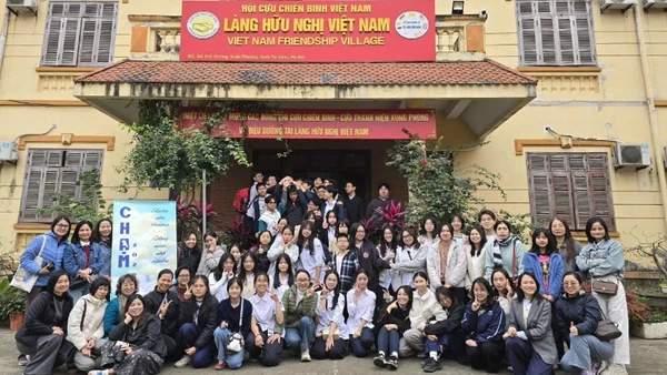 Gần 100 học sinh, phụ huynh và giáo viên lớp 10 Sử 2 Trường trung học phổ thông chuyên Chu Văn An tham gia hoạt động tại Làng Hữu nghị Việt Nam.