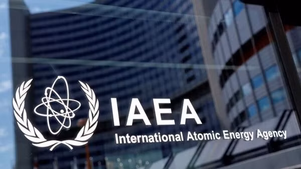 Biểu tượng IAEA tại trụ sở ở Vienna, Áo. (Ảnh: IRNA/TTXVN)