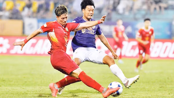 Đội bóng đá Hà Nội (áo tím) giành chiến thắng trước đội Hồng Lĩnh Hà Tĩnh với tỷ số 3-0. (Ảnh: TRẦN HẢI)