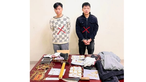 Đối tượng Nam, Bách (dấu X) và tang vật vụ án (Ảnh: Công an tỉnh Ninh Bình).