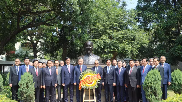 Tổng Bí thư, Chủ tịch nước Tô Lâm và Đoàn đại biểu cấp cao Việt Nam đến đặt vòng hoa tưởng niệm tại Tượng Chủ tịch Hồ Chí Minh, trong Công viên G20 ở thủ đô New Delhi. (Ảnh: TTXVN)
