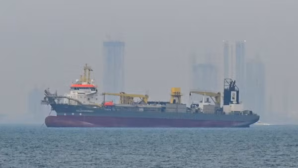 Tàu thương mại thả neo ngoài khơi Dubai, Các Tiểu vương quốc Arab thống nhất, do gián đoạn hoạt động vận tải ở eo biển Hormuz, ngày 2/3/2026. (Ảnh: AA/TTXVN)