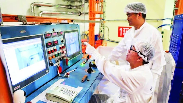 Các kỹ sư vận hành nhà máy điện hạt nhân ở Quảng Đông, Trung Quốc. (Ảnh: TÂN HOA XÃ)