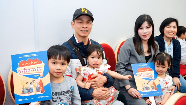 Vấn đề gìn giữ tiếng mẹ đẻ cho thế hệ trẻ kiều bào luôn nhận được nhiều sự quan tâm từ các cơ quan, hội đoàn và cộng đồng người Việt ở nước ngoài. 