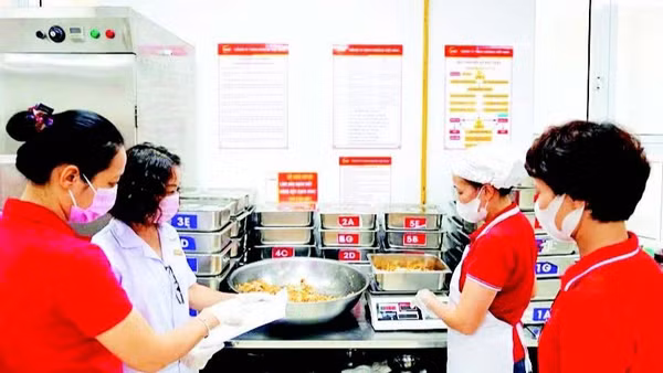 Kiểm tra thực phẩm chín sau khi chế biến tại Trường tiểu học Tràng An, Hà Nội.