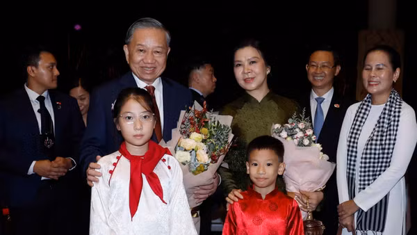 Cán bộ, nhân viên Đại sứ quán và cộng đồng người Việt Nam tại Singapore đón Tổng Bí thư, Chủ tịch nước Tô Lâm và Phu nhân. (Ảnh: Thống Nhất/TTXVN)