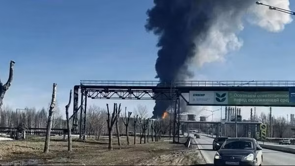 Hình ảnh cột khói đen dày bốc lên từ nhà máy. (Ảnh: themoscowtimes.com)