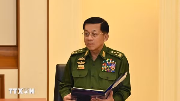 Thống tướng Myanmar Min Aung Hlaing phát biểu tại hội nghị Hội đồng An ninh và quốc phòng quốc gia Myanmar ở Nay Pyi Taw. (Ảnh: THX/TTXVN)