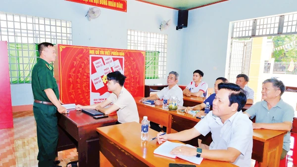 Đảng viên Đồn Biên phòng Hoàng Diệu tham gia sinh hoạt chi bộ tại ấp Bù Tam, xã Hưng Phước, tỉnh Đồng Nai.