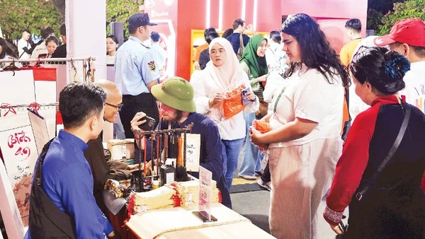 Du khách quốc tế tham gia hoạt động tại sự kiện Tuần lễ du lịch Thành phố Hồ Chí Minh 2025.