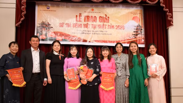 Ban tổ chức trao giải cho các thí sinh đạt danh hiệu “Sứ giả tiếng Việt tại Nhật Bản” năm 2026.