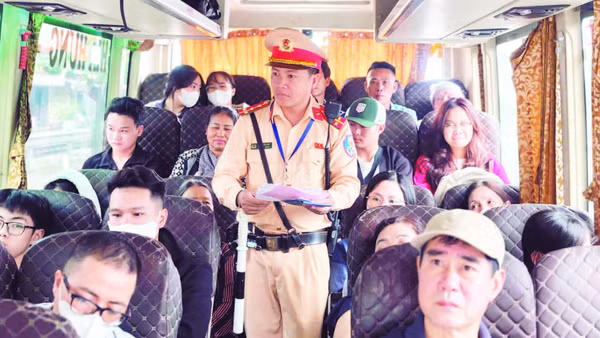 Lực lượng cảnh sát giao thông Công an thành phố Hà Nội kiểm tra phương tiện trước giờ xuất bến.