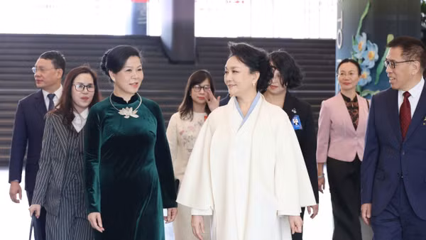 Hai phu nhân cùng nhau thăm Nhà hát lớn quốc gia Trung Quốc và có cuộc giao lưu, chia sẻ thân tình, cởi mở về các trải nghiệm thực tế cũng như việc giao lưu, phát triển văn hóa giữa hai nước. (Ảnh: TTXVN)