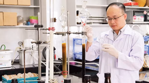 Nghiên cứu, tìm kiếm các hợp chất tiềm năng ức chế tế bào ung thư từ hợp chất khung xanthone nguồn gốc tự nhiên tại Viện Hóa học. (Ảnh: VÂN NGA)