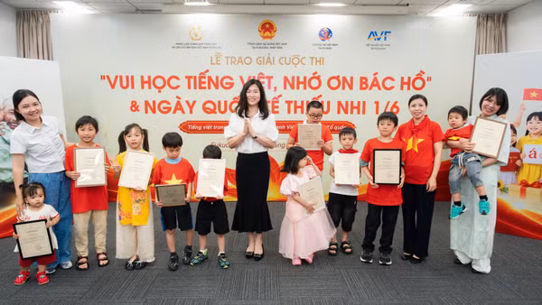 Bà Trịnh Thị Mai Phương, Tổng Lãnh sự Việt Nam tại Fukuoka (Nhật Bản) trao Giấy khen tặng các em nhỏ tích cực tham gia chương trình "Vui học tiếng Việt, nhớ ơn Bác Hồ". 