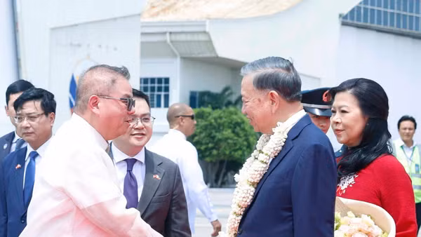 Tổng Bí thư, Chủ tịch nước Tô Lâm và Phu nhân đến Manila, bắt đầu chuyến thăm cấp Nhà nước tới Philippines. (Ảnh: Thống Nhất/TTXVN)