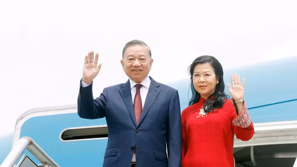 Tổng Bí thư, Chủ tịch nước Tô Lâm và Phu nhân đến sân bay quân sự Villamor Airbase, Manila. (Ảnh: Thống Nhất/TTXVN)