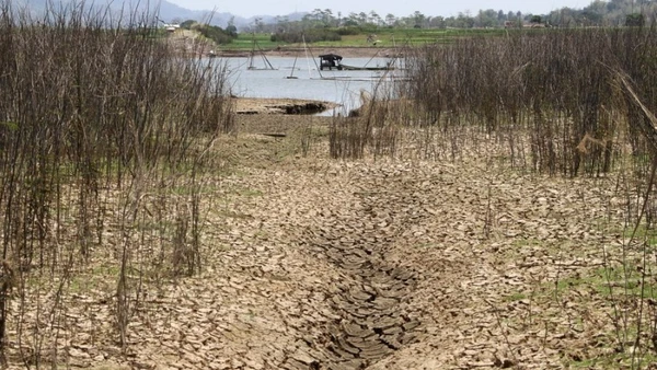 Hình ảnh lòng hồ chứa Gajah Mungkur khô cạn trong mùa khô ở làng Gebang, huyện Wonogiri, tỉnh Trung Java, Indonesia, ảnh chụp ngày 20/9/2023. (Nguồn: XINHUA)