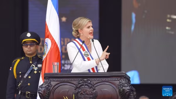 Tân Tổng thống Costa Rica Laura Fernández phát biểu trong buổi lễ bàn giao quyền lực tại San José, Costa Rica, ngày 8/5/2026. (Ảnh: XINHUA)